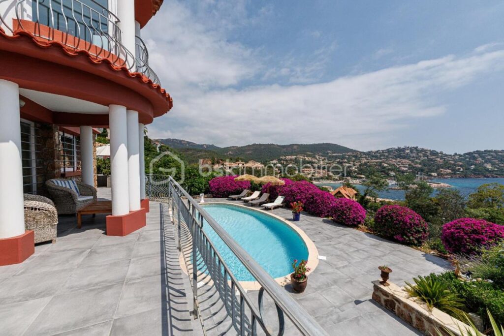 Superbe Maison rénovée de 219m2, 5 pièces, 4 chambres – Quartier du Trayas – 5 pièces – 4 chambres – 219 m²