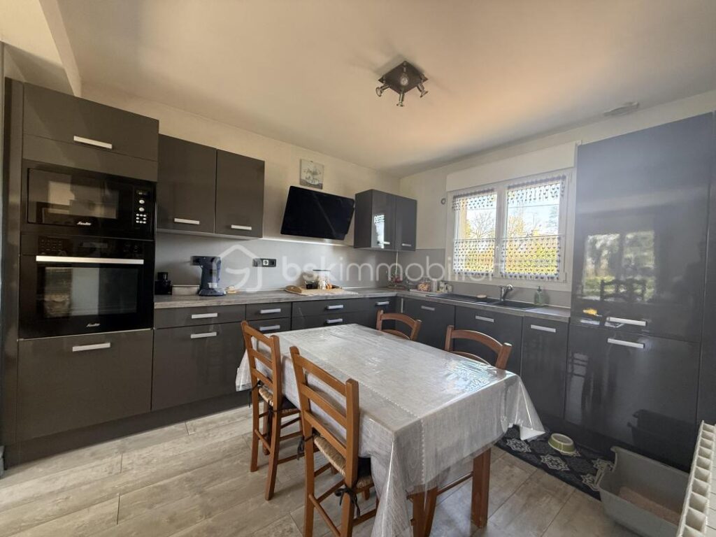 A SEULEMENT 5 KILOMÈTRES DE PONT L’ÉVÊQUE ET 15 KILOMÈTRES DE LA CÔTE FLEURIE, MAISON AU CALME, CADRE VERDOYANT – 4 pièces – 3 chambres – 96 m²