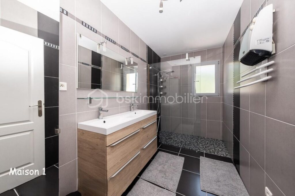 ENSEMBLE IMMOBILIER DE CHARME – 2 MAISONS FAMILIALES + 2 GÎTES – VUE PYRÉNÉES – TERRAIN 4500m² – 10 MIN de LOURDES – 16 pièces – 12 chambres – 410 m²