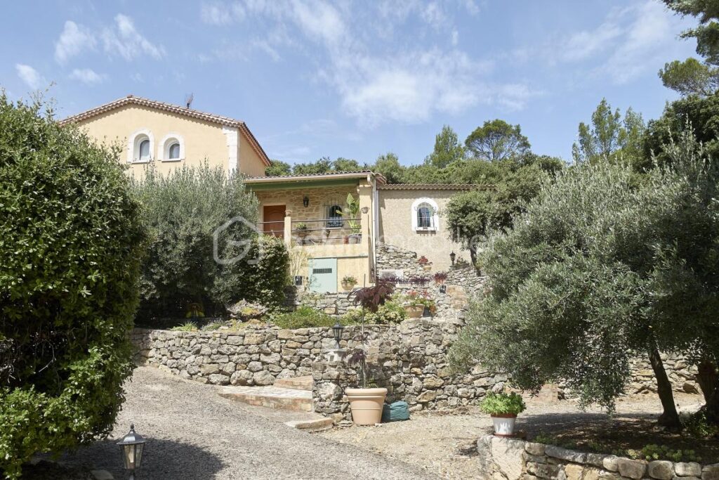 Magnifique villa provençale au cœur d’un écrin de verdure – 7 pièces – 4 chambres – 158 m²