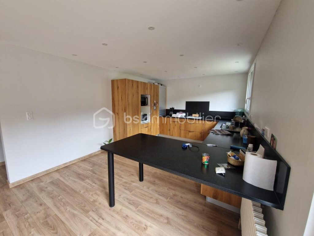 Superbe maison de 167m² sur 2 niveaux à finir de rénover!! Un terrain de 2825m² et une source.. Une grange attenante – 6 pièces – 4 chambres – 167 m²