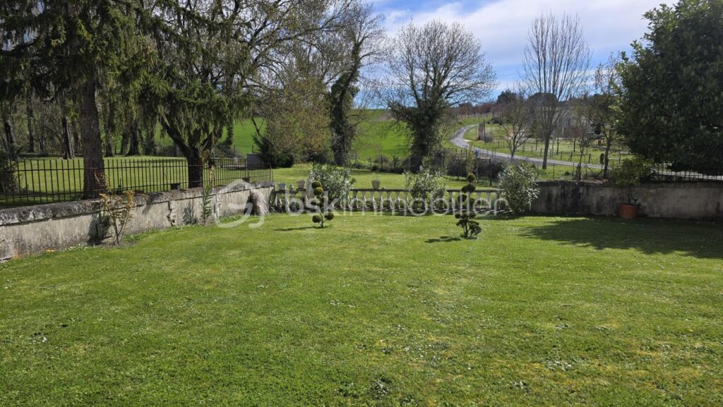Charentaise de plus de 300m2 avec étang et gite – 11 pièces – 6 chambres – 364 m²