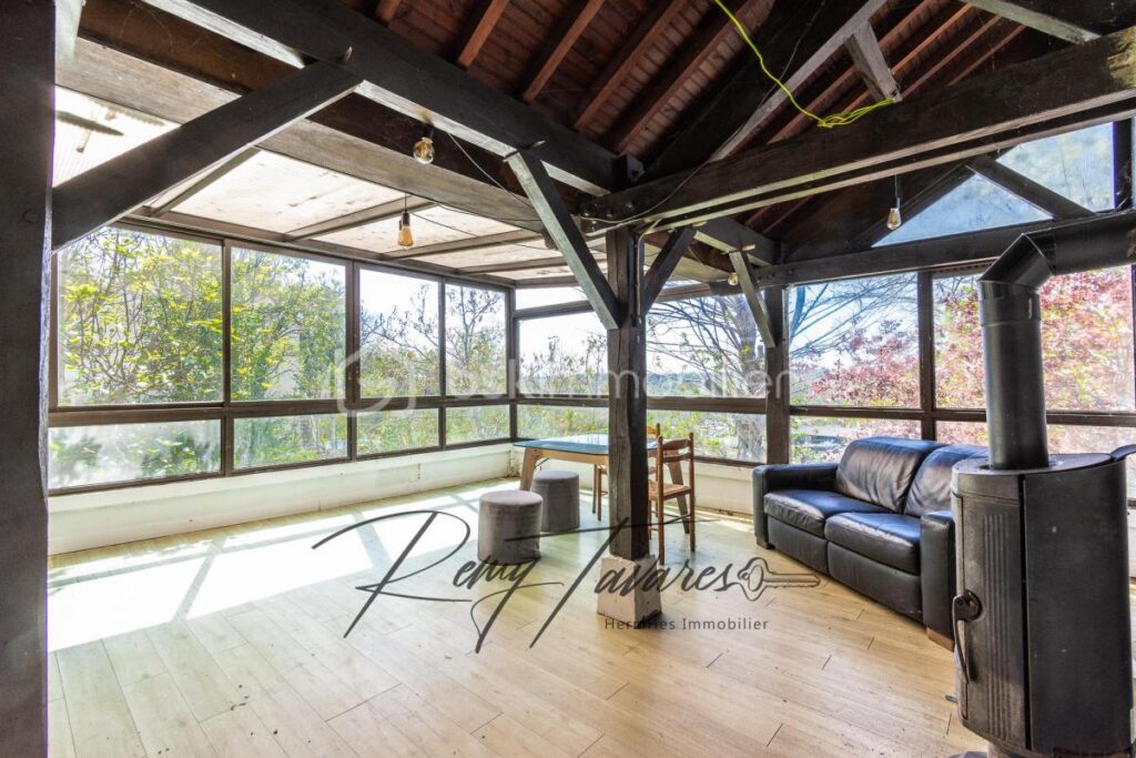 Maison de 185 m2 avec un terrain de 1300 m2 – 6 pièces – 3 chambres – 185 m²