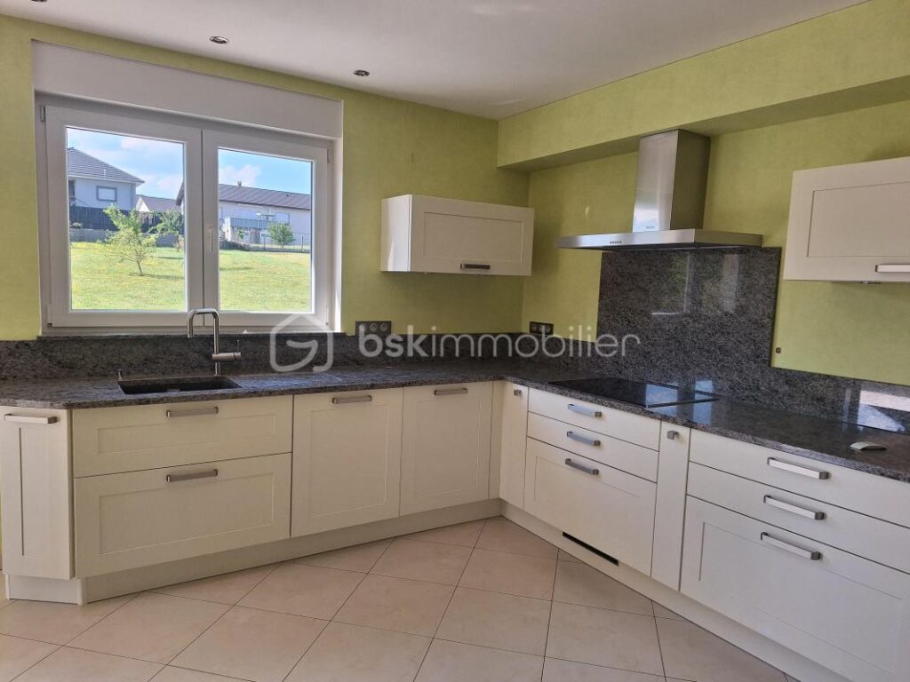 À VENDRE – MAISON INDIVIDUELLE – SECTEUR LANING 314.800 € 175 m² | 6 PIÈCES | 4 CHAMBRES | SOUS-SOL COMPLET | DOUBLE GARAGE | JARDIN PAYSAGÉ – 6 pièces – 4 chambres – 175 m²