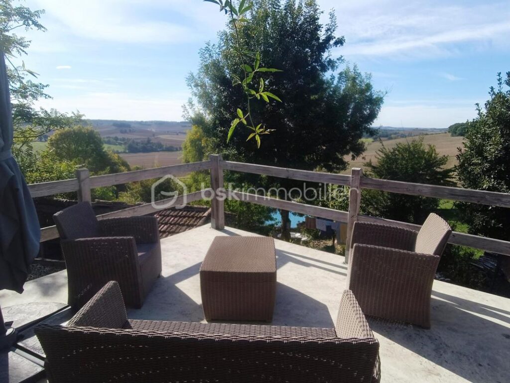 Maison de charme avec vue panoramique et piscine d’exception – 5 pièces – 2 chambres – 118 m²