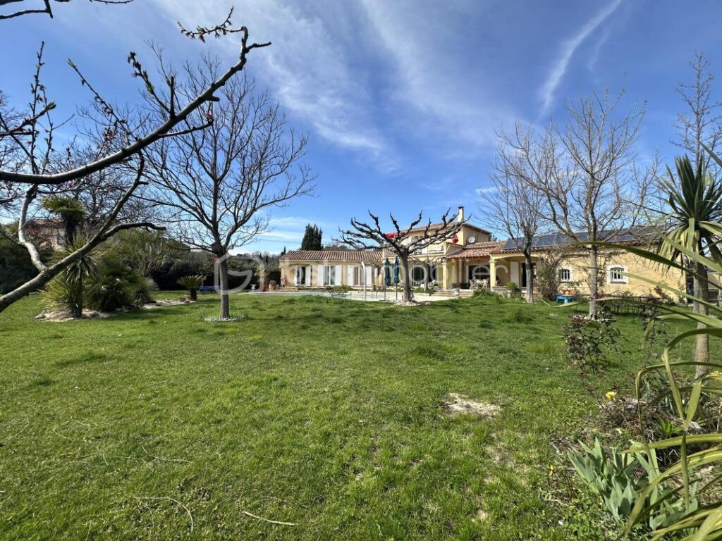 🔔 Retour à la vente – Cause divorce des promettants Propriété d’exception de 222 m² exposée plein Sud, de plain-pied, avec piscine – Dépendance de 50 m² – Jardin ( Parc arboré ) de 4 230 m² – Extension possi – 7 pièces – 5 chambres – 222 m²