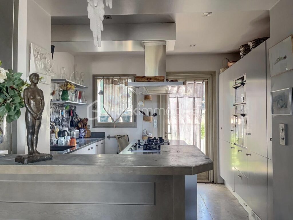 Ménerbes – Exceptionnelle Propriété avec Vues à 360° – Maison Principale, Pigeonnier & Jardin Piscine – 8 pièces – 3 chambres – 176 m²