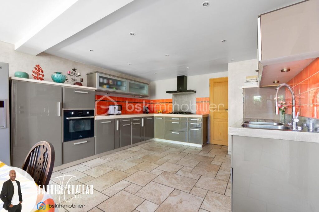 Grande maison familiale avec 5 chambres – cachet et jardin paysager – 8 pièces – 5 chambres – 212 m²