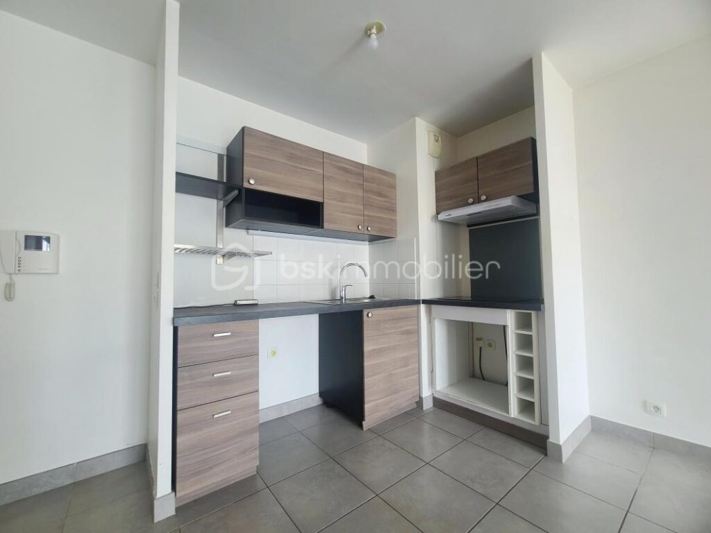 Appartement T3 de 59 m² avec balcon, parking et ascenseur au 4ème étage sur 5 – Résidence récente (2012) – 3 pièces – 2 chambres – 59 m²