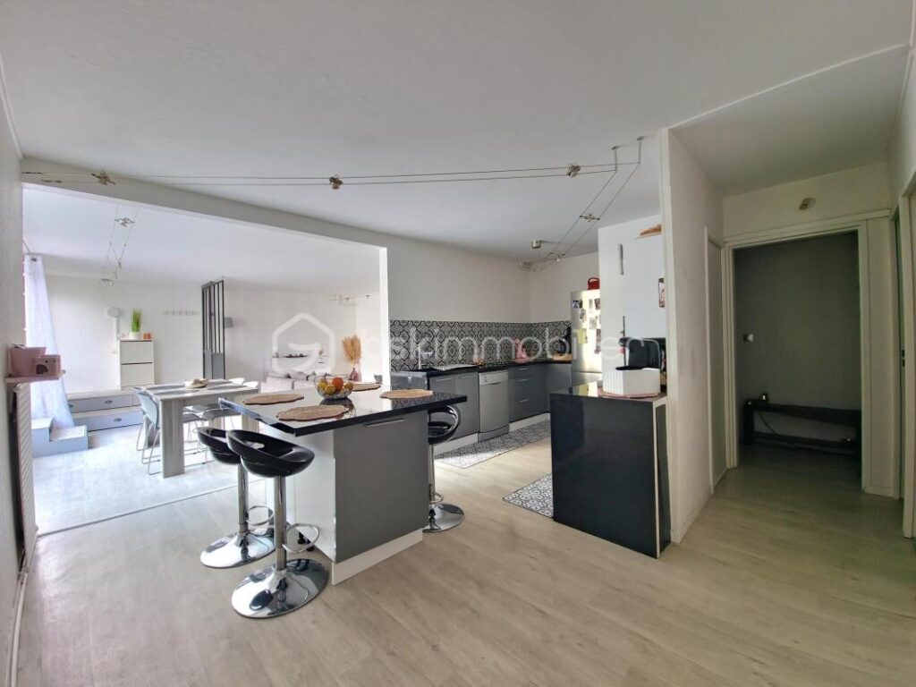 Appartement en Rdc de plus de 124 m² utile avec terrasse de 33 m² attenante – 5 pièces lumineuses en parfait état – 5 pièces – 3 chambres – 99 m²