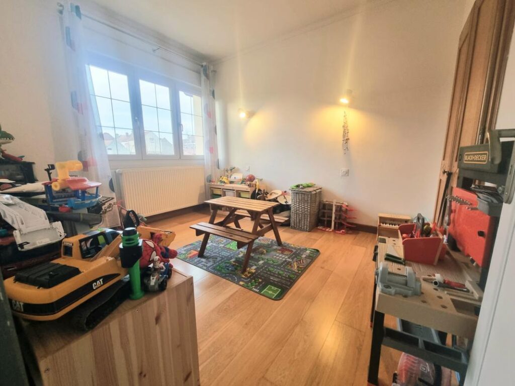 Semi plain-pied individuel, 5 chambres avec T2 indépendant – 7 pièces – 5 chambres – 125 m²