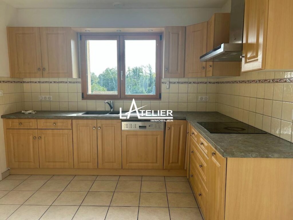 Maison de bourg avec garage indépendant et vie de plain-pied – 5 pièces – 4 chambres – 131 m²