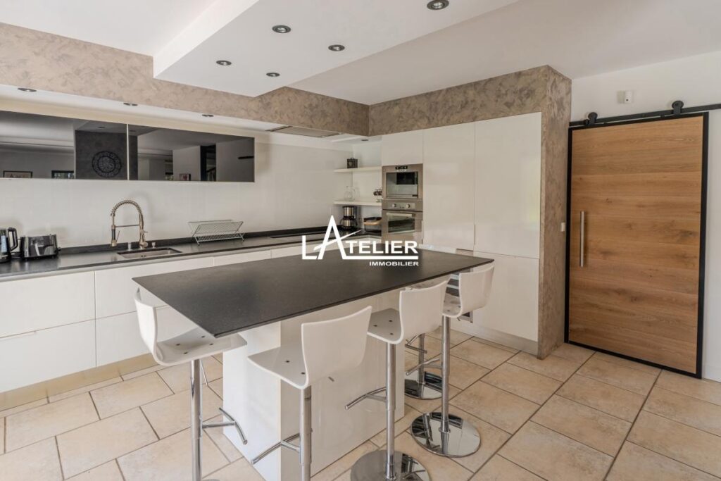 Villa de standing avec jardin luxuriant, intimité préservée – 9 pièces – 7 chambres – 283 m²