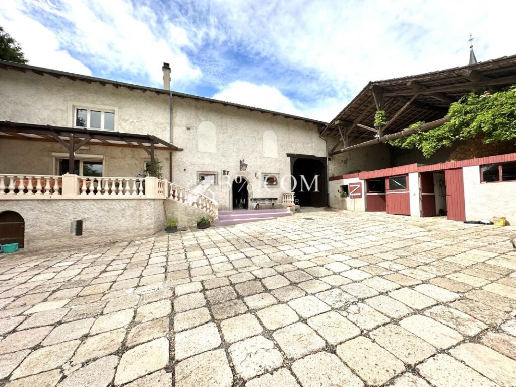 MAISON DE VILLAGE 300 M2 – TERRAIN 8.5 HECTARES – BOX POUR C – 12 pièces – 5 chambres – 300 m²