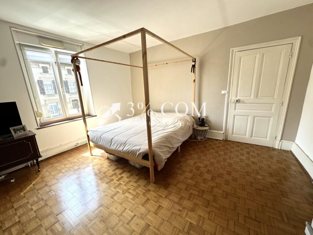 MAISON DE VILLAGE 210 M2 – TERRAIN 868 M2 – 8 pièces – 3 chambres – 210 m²