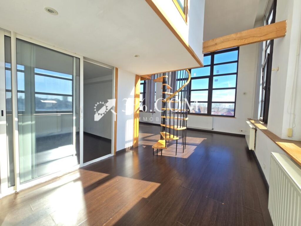 Loft de 80 m2 au dernier étage avec CH + terrasse + parking – 3 pièces – 2 chambres – 79 m²