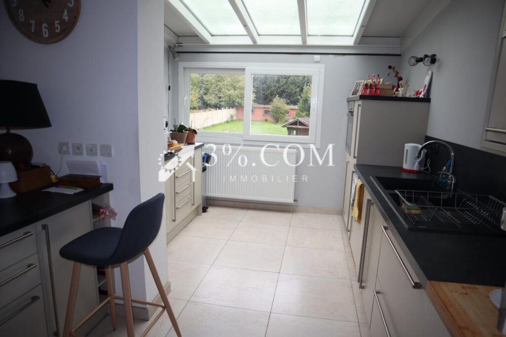 Maison 4 chambres, jardin, garages – 6 pièces – 4 chambres – 141 m²