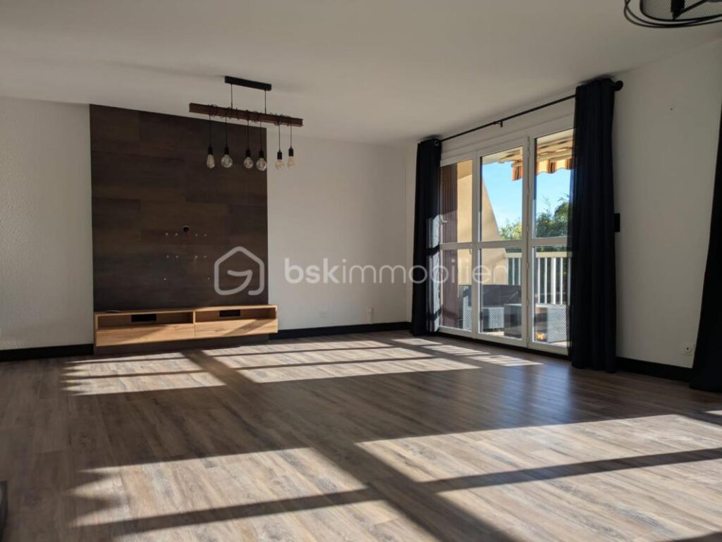 Appartement de type T4 transformé en T3 de 95 m2- Résidence sécurisée avec parc – 3 pièces – 2 chambres – 95 m²