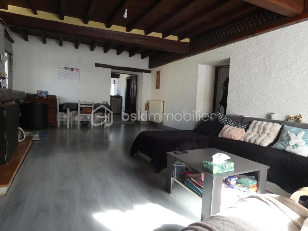 GRANDE MAISON DE VILLAGE AVEC JARDIN – 10 pièces – 6 chambres – 211 m²