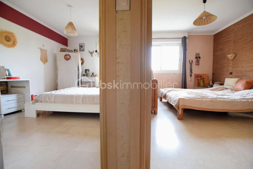 T3 71 m2 ,TERRASSE, GARAGE FERMÉ, CAVE, CENTRE VILLE – 3 pièces – 2 chambres – 71 m²