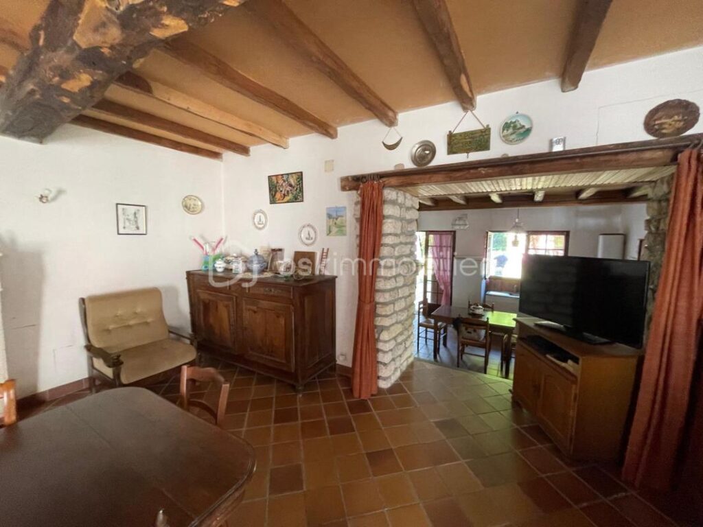 Maison en pierre de charme – 2 ch – Dépendances – 7 000 m² – 3 min de Cozes – 4 pièces – 2 chambres – 106 m²