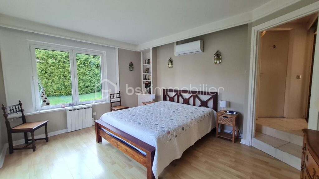 Rare sur Fretin Nouveauté ! Maison individuelle semi-plain pied de 290 m² – 6 chambres + double garage + jardin + 2 appartements – 12 pièces – 6 chambres – 290 m²