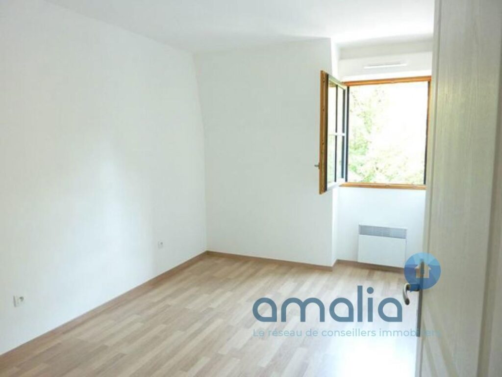 Appartement 3 pièces – 65m² dans résidence R+3 avec ascenseur, place de parking privative et cave – 3 pièces – 2 chambres – 65 m²