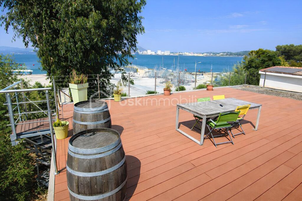 VILLA DE PLAIN-PIED VUE MER – 167 m² – TERRASSES – PISCINE – ROOF-TOP – À 50 MÈTRES DE LA MER – PROCHE PLAGES DES SABLETTES – 3 CHAMBRES + DÉPENDANCE – 599 000 € – 6 pièces – 4 chambres – 167 m²