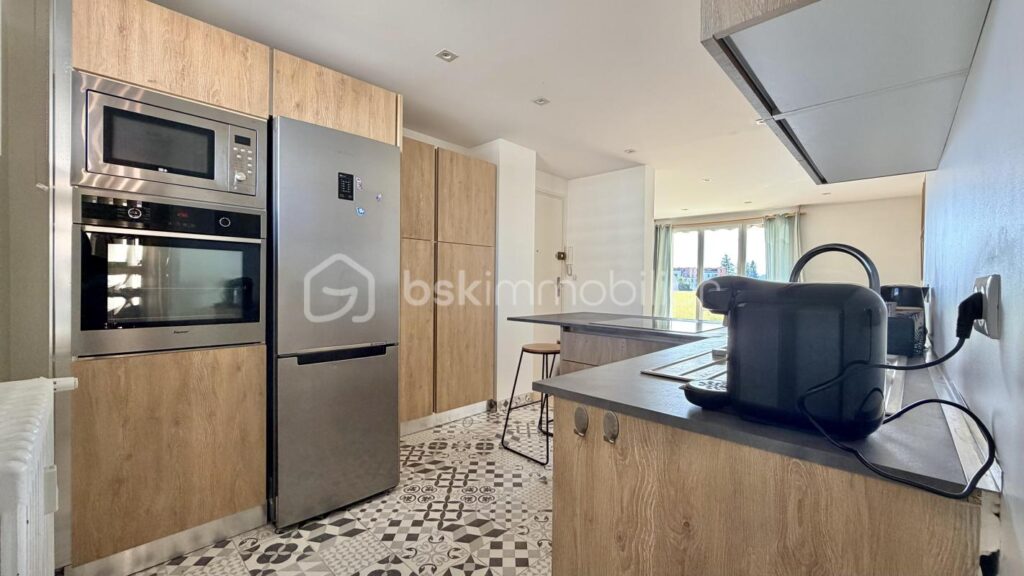 T3 traversant Annecy avec vue sur le Veyrier et le Semnoz – 3 pièces – 2 chambres – 61 m²