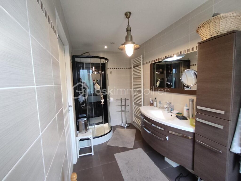 Propriété située au sein d’une résidence sécurisée – 7 pièces – 5 chambres – 155 m²