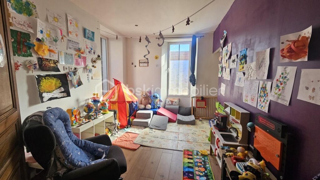 Maison 154 m² habitable + studio en sous sol ( à rénover entièrement ) – 6 pièces – 4 chambres – 154 m²