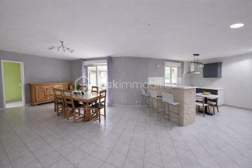 Havre de paix avec vue dégagée sur la campagne – Piscine – Terrain arboré – À 3 min des commerces et 5 min de la gare – 6 pièces – 4 chambres – 152 m²