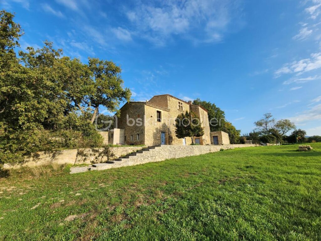 Bâtisse en pierres du 16ème siècle avec vue imprenable sur la Sainte-Victoire, proche de Lourmarin – 13 pièces – 6 chambres – 400 m²