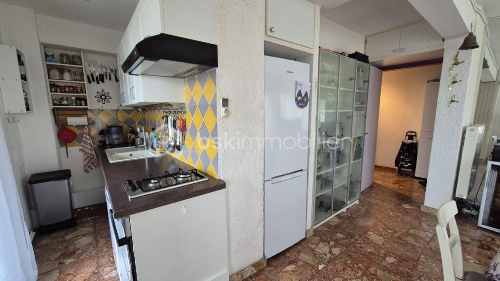 A VENDRE APPARTEMENT T3 DE 56M² A SAINT CYPRIEN PLAGE – COTE PORT – VUE MER ET PORT DE PLAISANCE – DEUX CHAMBRES – LOGGIA – PARKING PRIVE – CAVE INDIVIDUELLE – ASCENSEUR – 3 pièces – 2 chambres – 56 m²