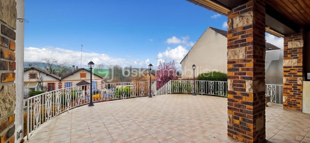 Idéalement située, belle maison familial dans village attractif – 8 pièces – 4 chambres – 198 m²