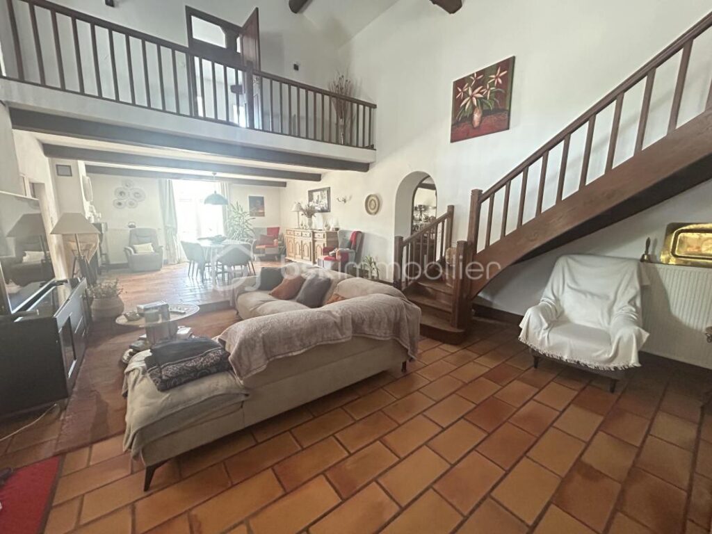 MAGNIFIQUE PROPRIÉTÉ EN PIERRES – DEPENDANCE- PISCINE – GARAGE – 8 pièces – 6 chambres – 297 m²