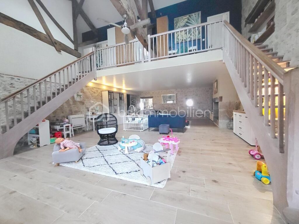 MAISON EN PIERRE- 4 CHAMBRES-JARDIN-PISCINE-GARAGE – 7 pièces – 4 chambres – 192 m²