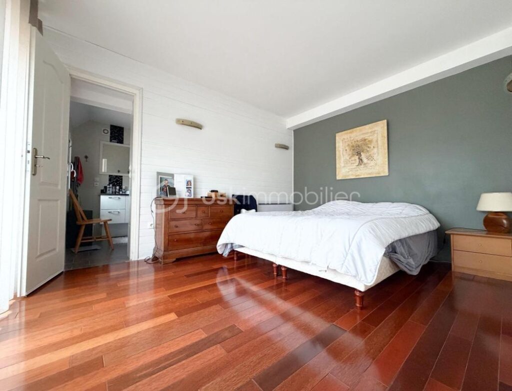 SPACIEUSE MAISON INDEPENDANTE! – 8 pièces – 5 chambres – 150 m²