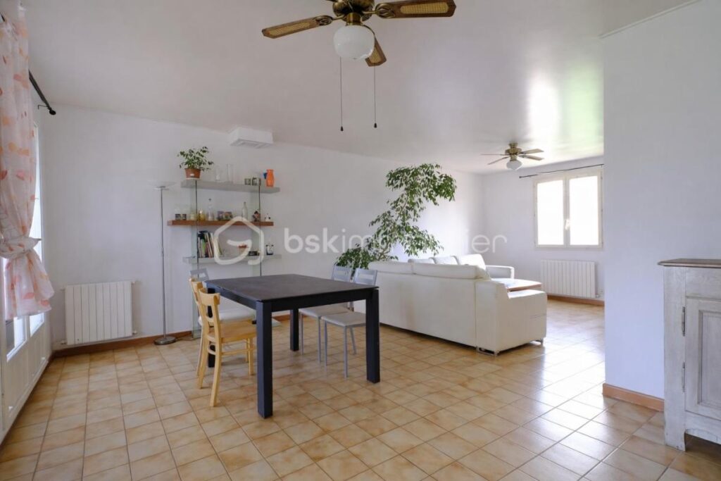 Maison avec piscine sur 2000 m² de terrain – Quincieux – 8 pièces – 7 chambres – 193 m²