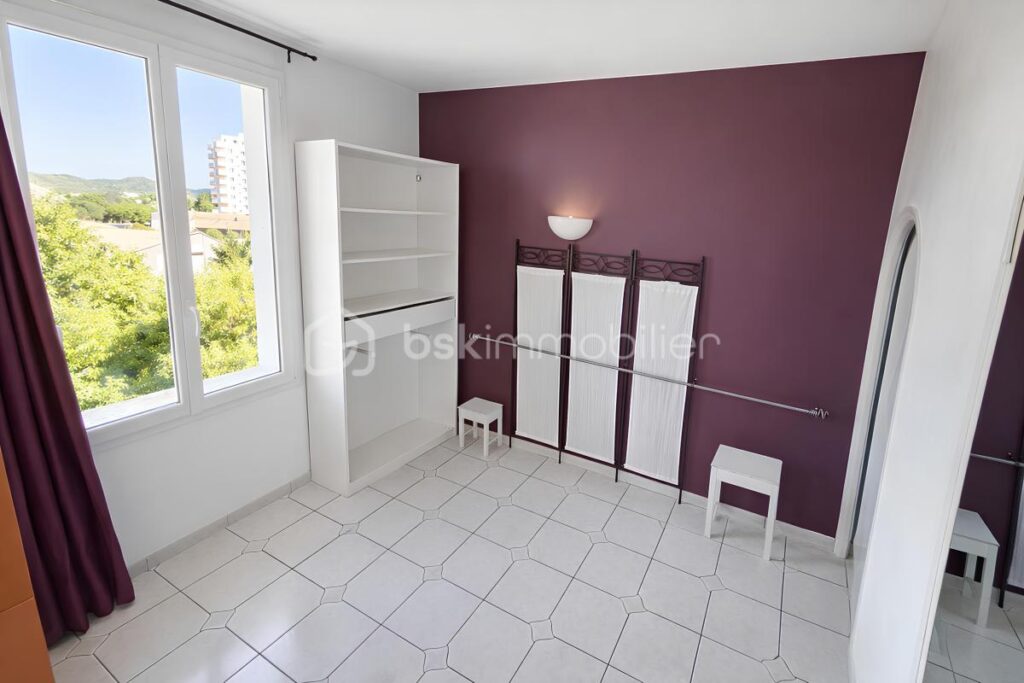Vente T2 lumineux dernier étage – Vue Faron – Parking – Cave – Loggia – Toulon La Loubière – 165 900 € – 2 pièces – 1 chambre – 37 m²