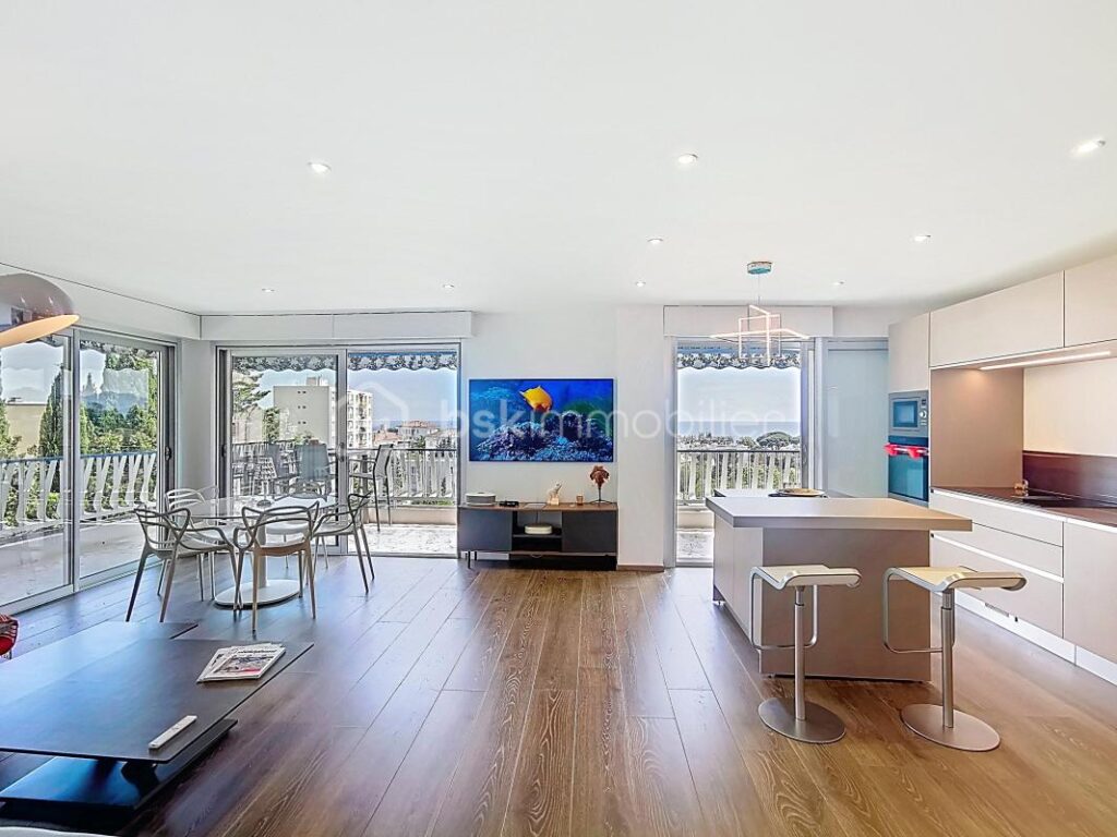 CANNES Stanislas – APPARTEMENT RÉNOVÉ 95M² AVEC VUE MER – DOUBLE GARAGE – 3 pièces – 2 chambres – 94 m²
