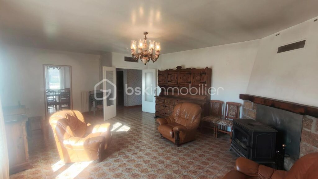 Grande maison avec garage, 2 logements et 530 m² de terrain constructible – 14 pièces – 9 chambres – 290 m²