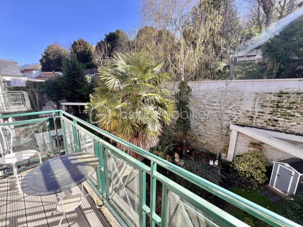 T4 en duplex avec 3 chambres lumineux de 96 m2 – 4 pièces – 3 chambres – 95 m²