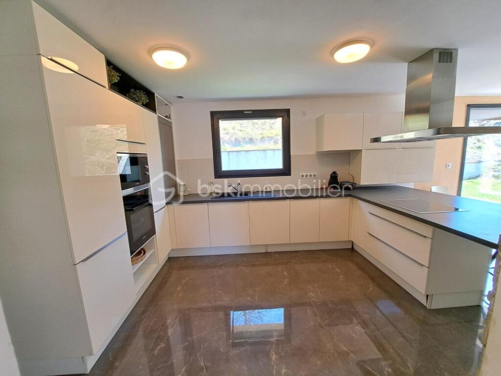 Maison récente de type 6 avec vue dégagée sur belle parcelle de 650 m² – Secteur de la Caronnée – 6 pièces – 4 chambres – 155 m²