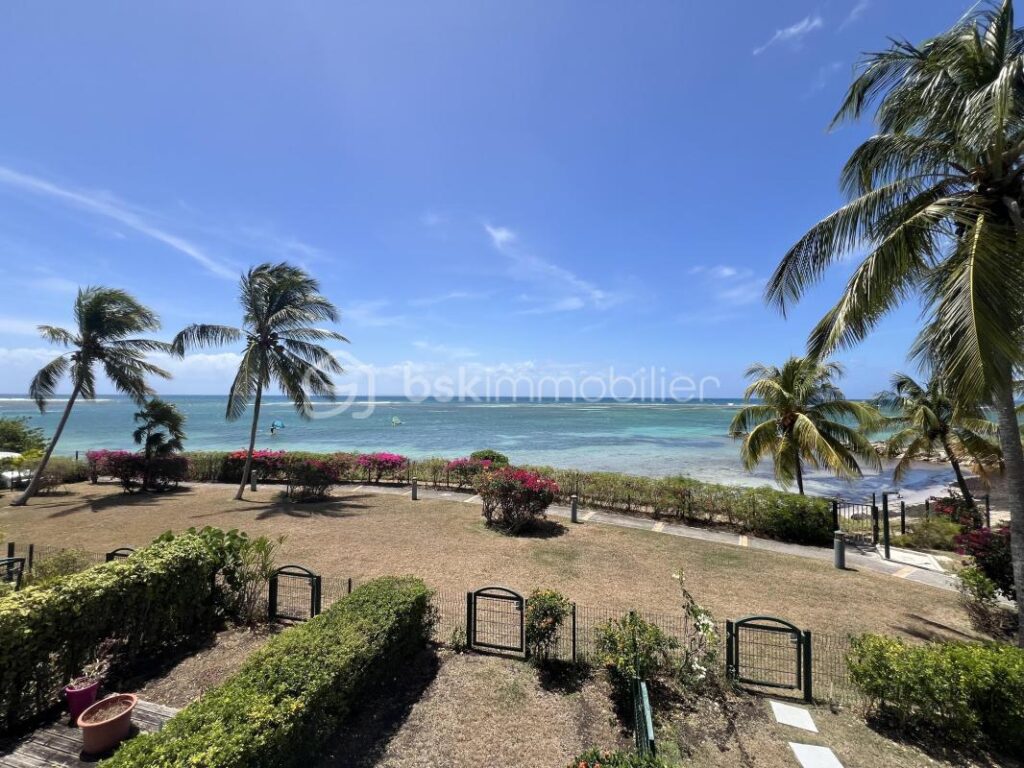 APPARTEMENT T2/T3 VUE LAGON – LE SAVANNAH – SUR LA MARINA DE SAINT FRANCOIS – 2 pièces – 1 chambre – 81 m²