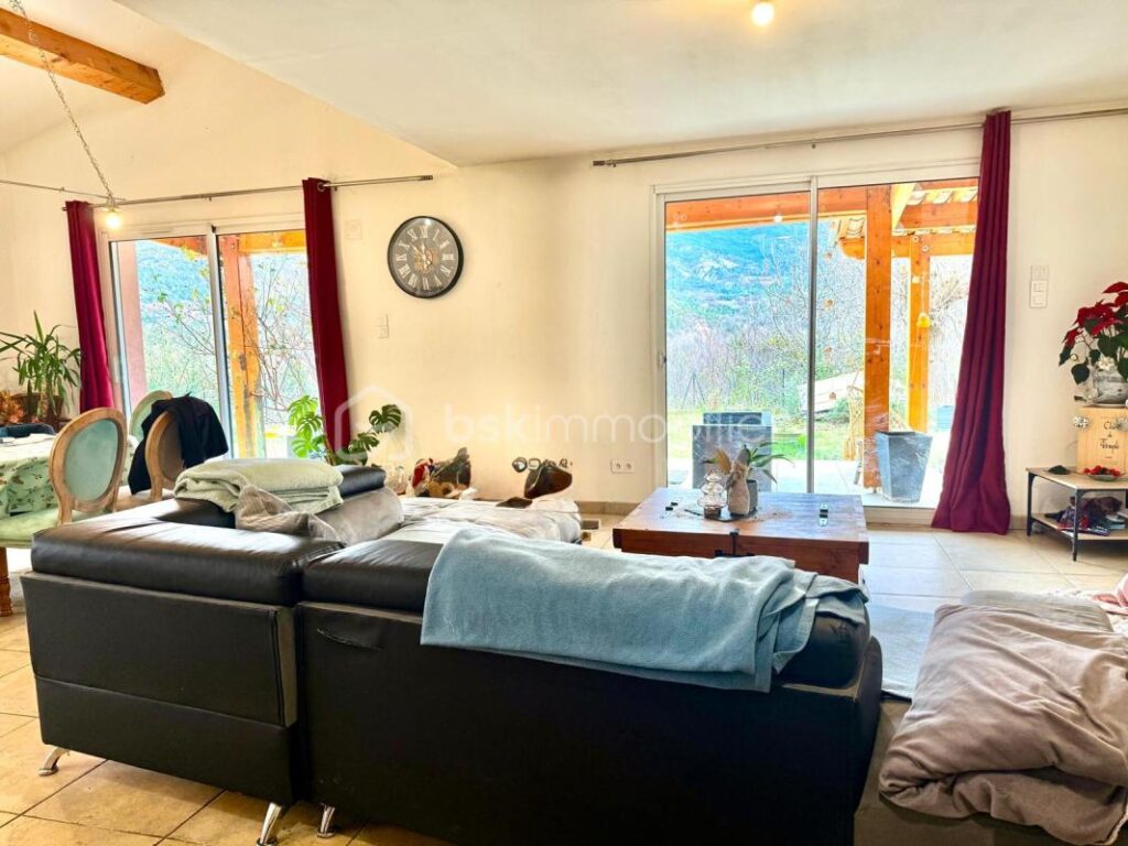 À VENDRE – VILLA 106 M² AVEC GARAGE + 2 APPARTEMENTS – À MEZEL – PRIX 338 000 € – 3 pièces – 2 chambres – 106 m²