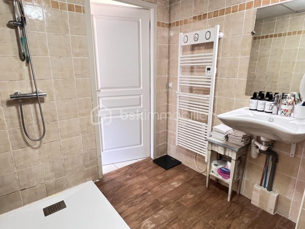 Appartement T3 de 52 m² au dernier étage dans un beau domaine de l’arrière pays varois – 3 pièces – 2 chambres – 52 m²