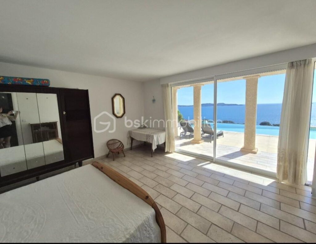 CARQUEIRANNE: VILLA D’ARCHITECTE DE 190 M2 AVEC VUE MER IMPRENABLE ET PISCINE A DEBORDEMENT – 8 pièces – 5 chambres – 189 m²