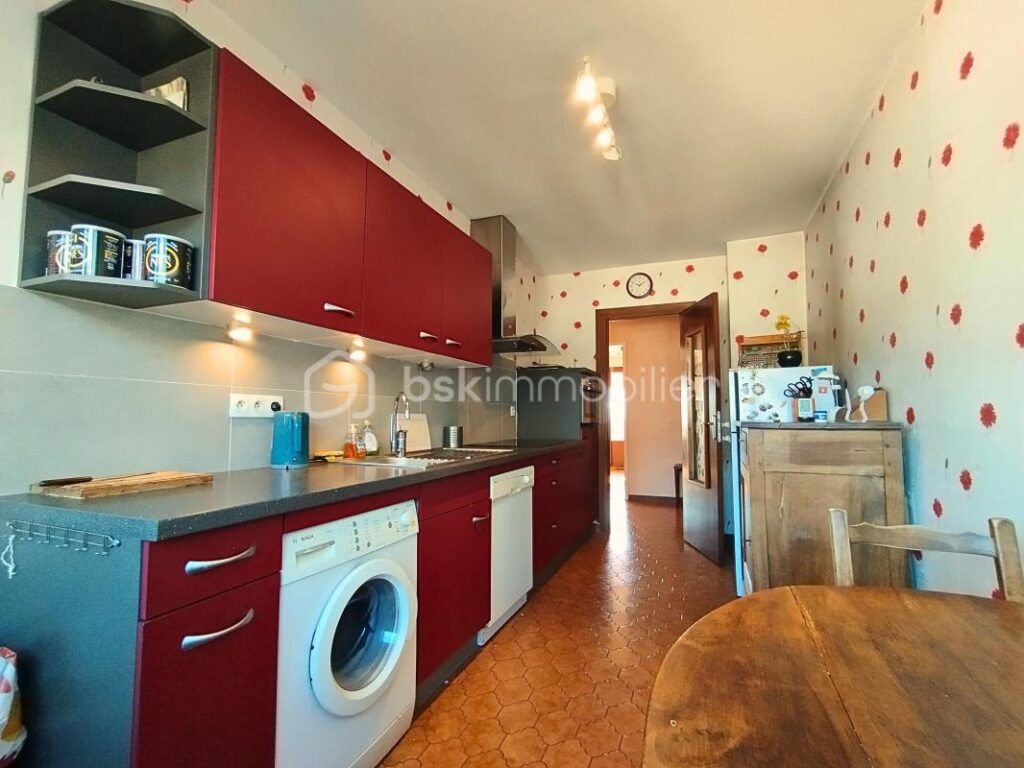 DERNIER ETAGE ASCENSEUR – ECHIROLLES DOMAINE JEAN JAURES APPARTEMENT, STATIONNEMENT ET CAVE POSSIBILITE DE GARAGE – 5 pièces – 3 chambres – 103 m²