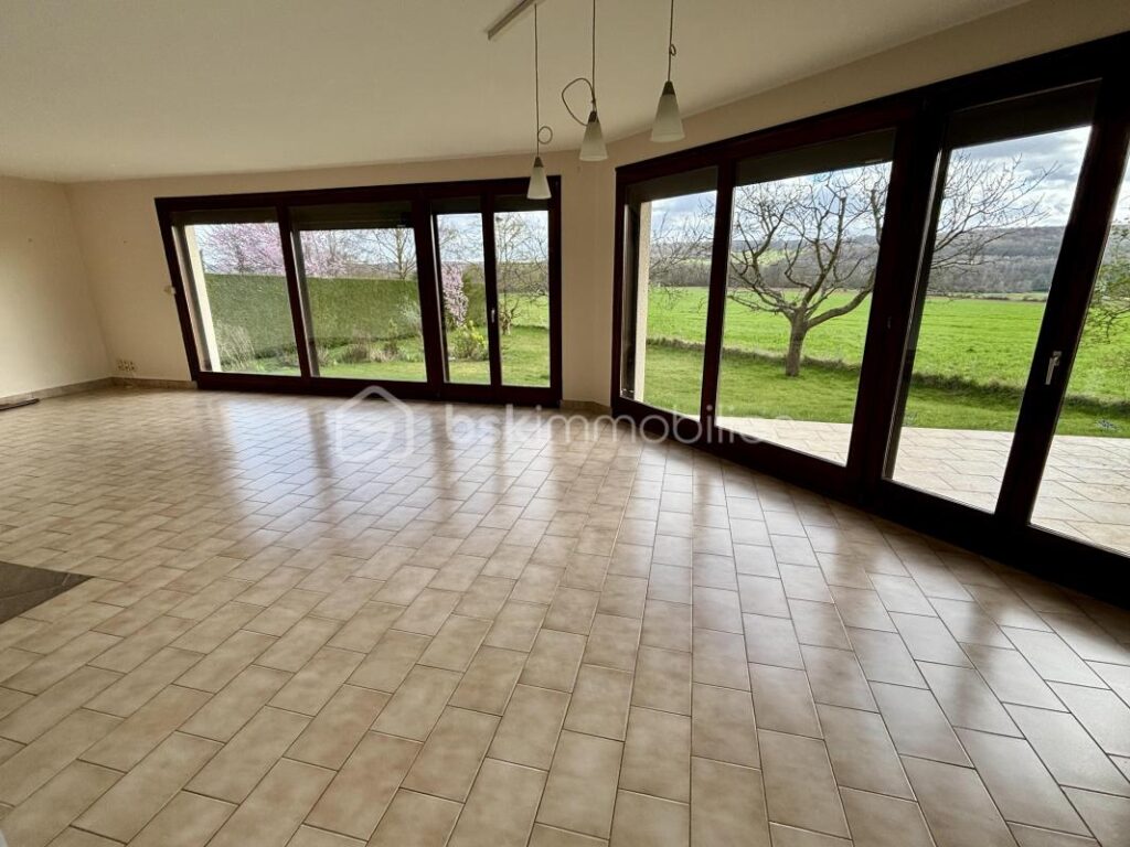 Belle maison T7 d’architecte à rafraîchir avec garage et jardin à Saint-Marceau – 7 pièces – 5 chambres – 165 m²